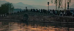 Crowds on the Bridge
